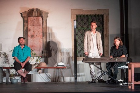 Ma este kezdődik a nyári színház a Szent István Király Múzeum díszudvarán